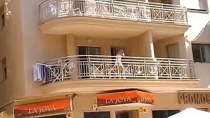 केटी लुकाइएको क्यामेरा प्यान्टी बाल्कनीमा एनिमेटेड वयस्क चलचित्र