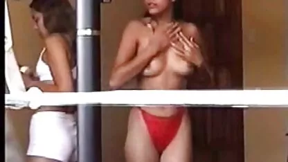 २ केटीहरू भ्याउर निजी ईरोटिक रेकर्डि dress ड्रेस अपमा जासुसी