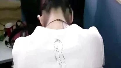 एशियाई बिहानको फोटोमा तिनीहरूका साथीहरूसँग कामुक शौकीनहरू