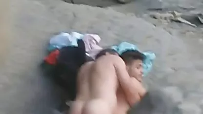 समुद्र तटमा एशियाई केटीहरू