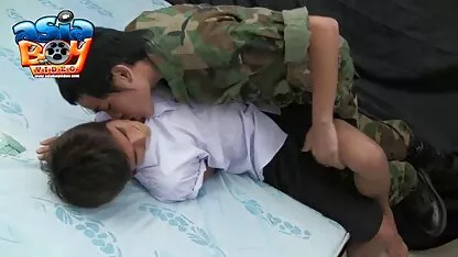 र सैन्यले खराब महिला XXX खेल्छन्