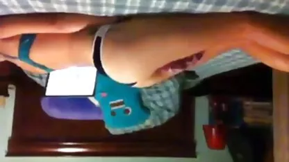 एक सुन्दर महिलाले स्कर्टमा राख्छिन् र पत्ता लगाउँछिन् कि उनको योनी कसरी भिजेको छ। पोलिस थ्रीभ