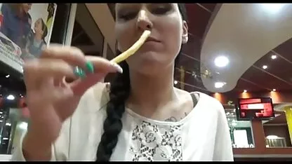 जवान केटीहरू खाँदै