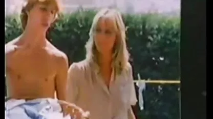 तातो 70s आमा। Milf बच्चा अर्को ढोका जवान केट संग परिपक्व आमाहरू